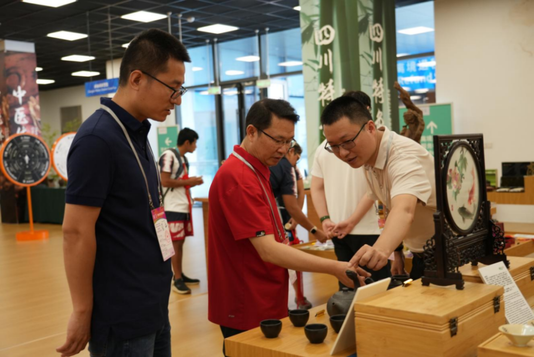 省菲律宾亚星公司集团领导到大运村“有礼在四川”四川特色商品馆调研指导工作