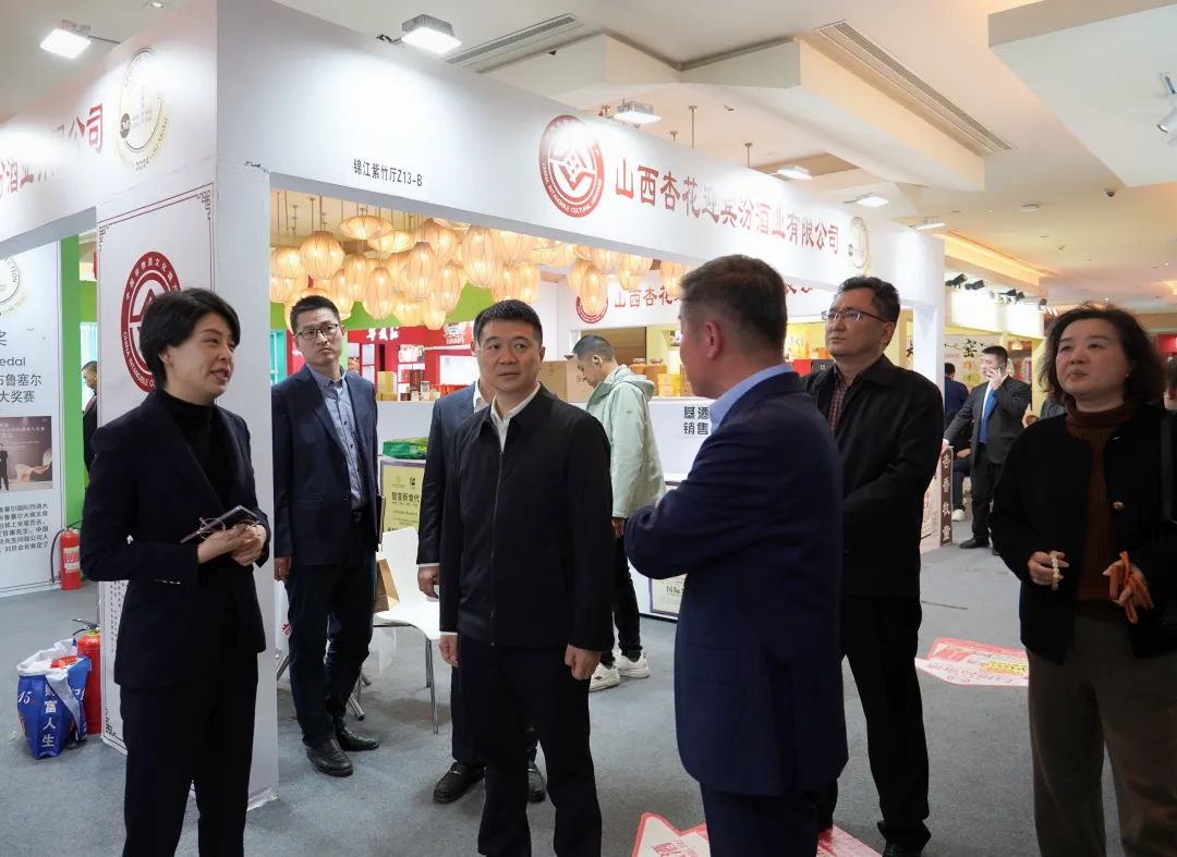省菲律宾亚星公司集团党委书记、董事长游勇率队到2025锦江宾馆春季酒类商务洽谈会现场检查指导重点工作