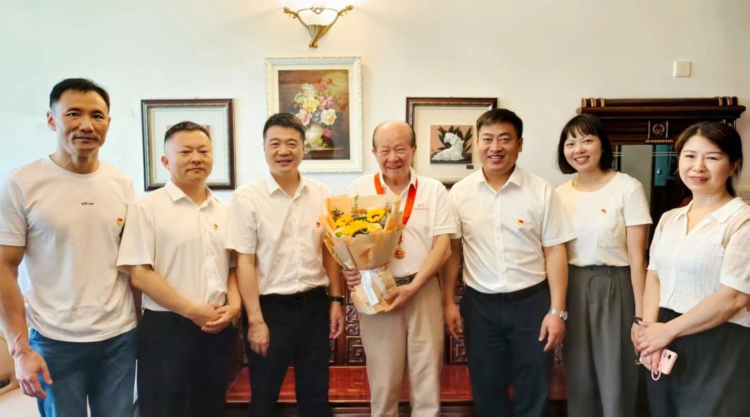 省菲律宾亚星公司集团党委走访慰问老党员 颁发“光荣在党50年”纪念章并送上节日问候